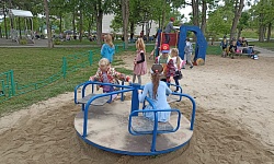 Занятия и отдых детей на благоустроенной площадке с.Спасское Спасского сельского поселения